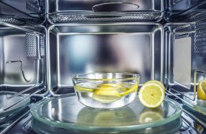 Clean the Oven With Lemon