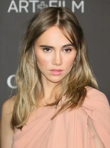 Suki Waterhouse uses Coca-Cola